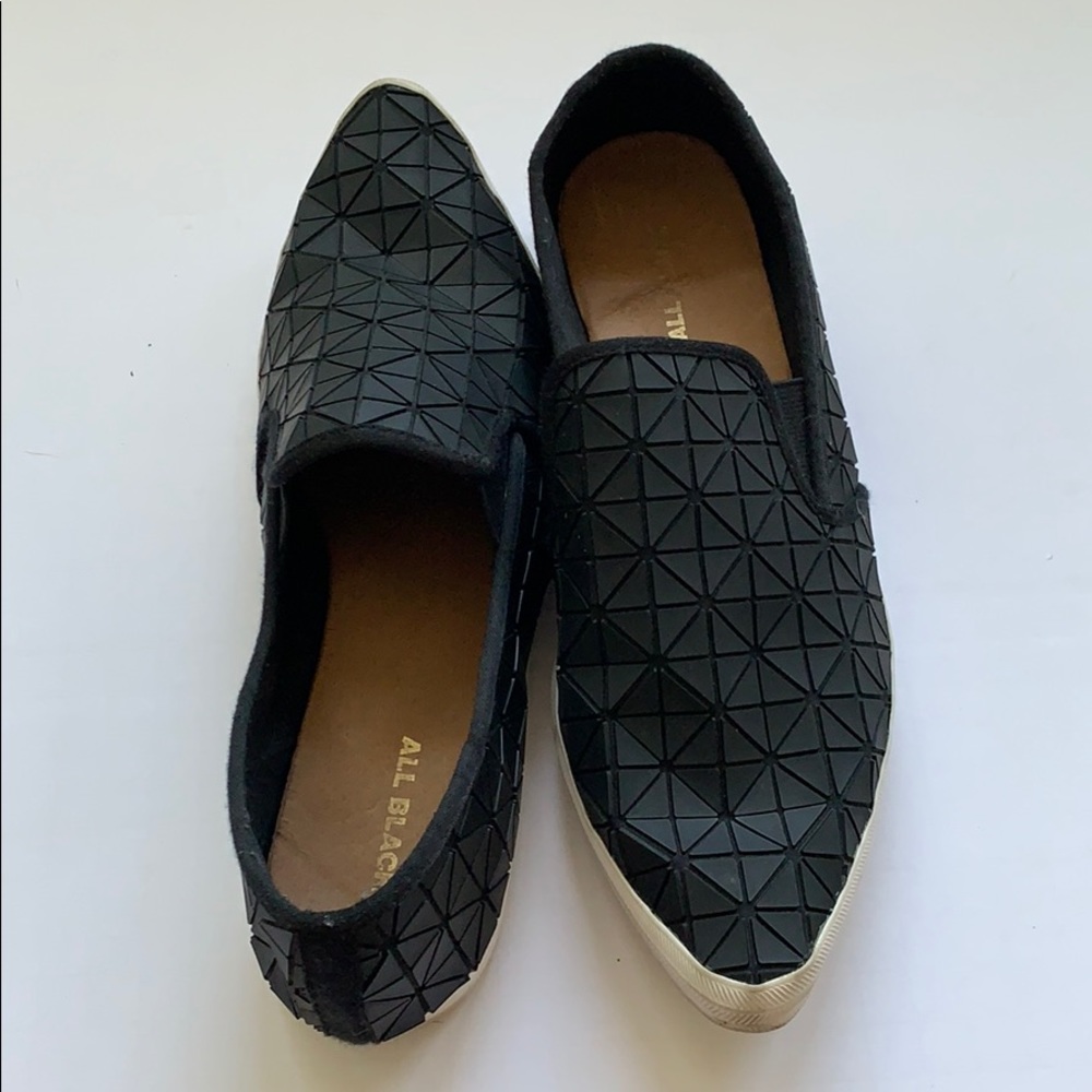 ALL BLACK textured slip on sneakers